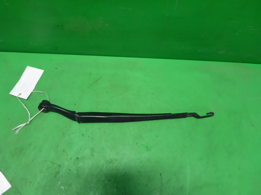 Поводок стеклоочистителя передний левый