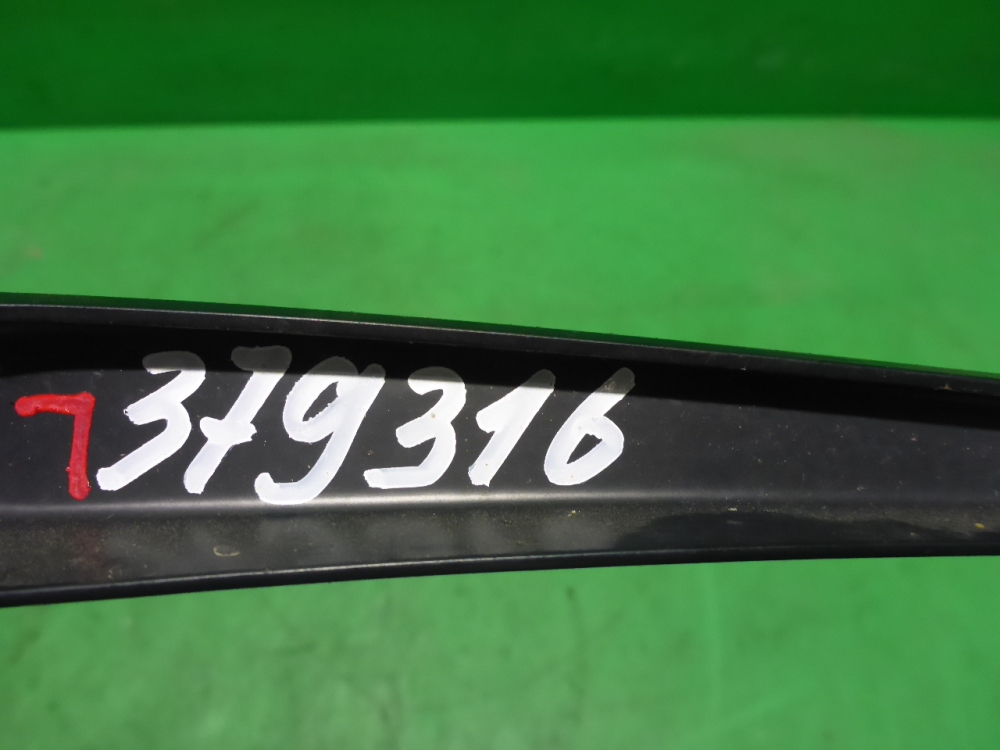 Поводок стеклоочистителя передний левый