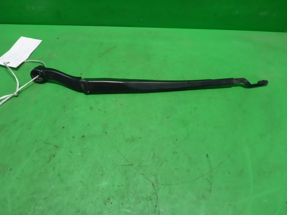 Поводок стеклоочистителя передний левый