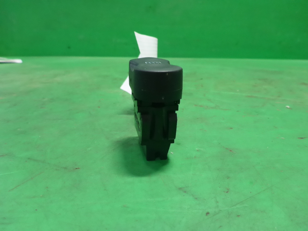 Кнопка обогрева заднего стекла