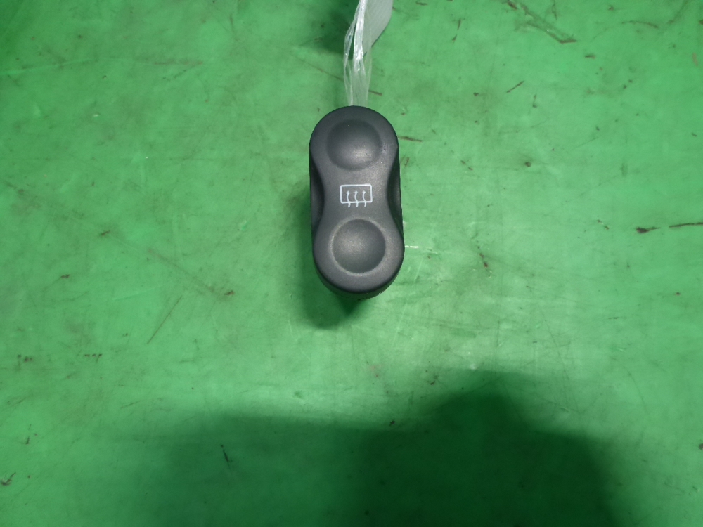 Кнопка обогрева заднего стекла