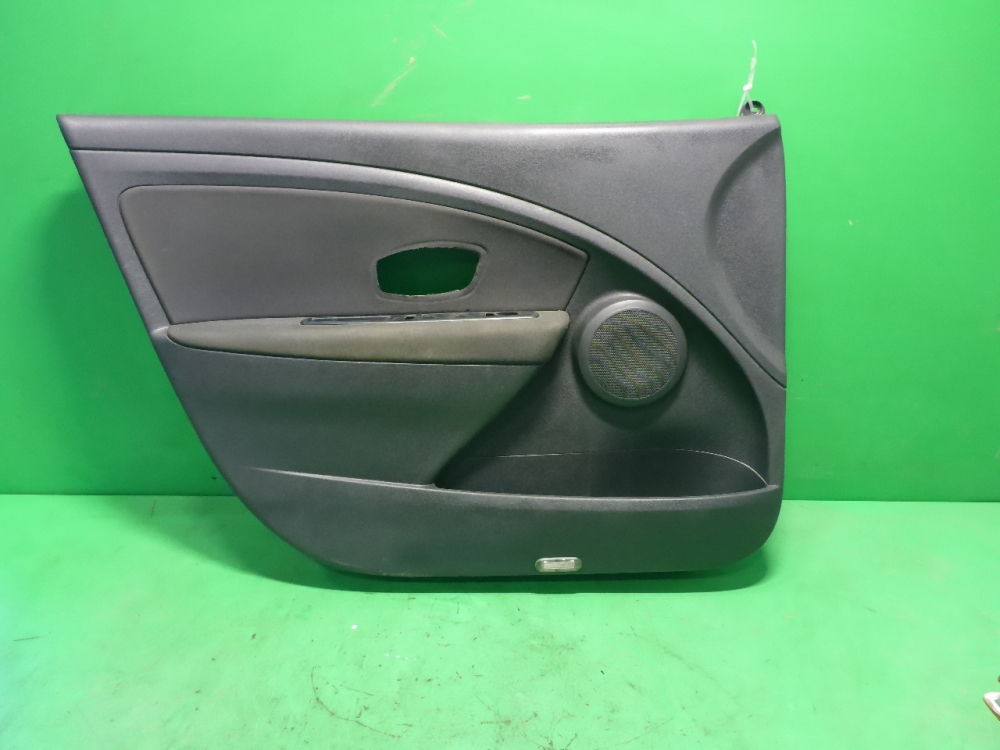 Обшивка двери передней левой