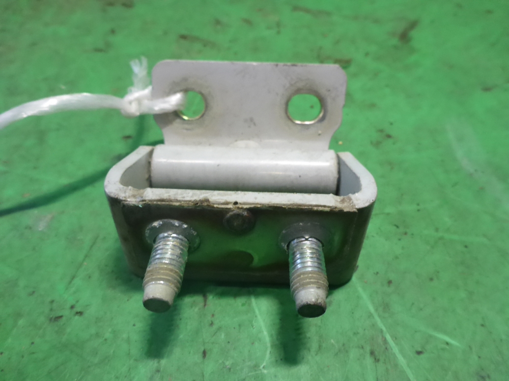 Петля крышки багажника