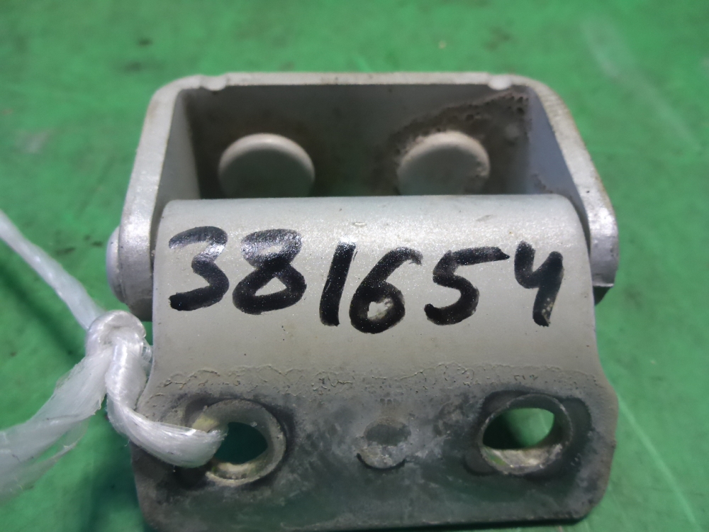 Петля крышки багажника