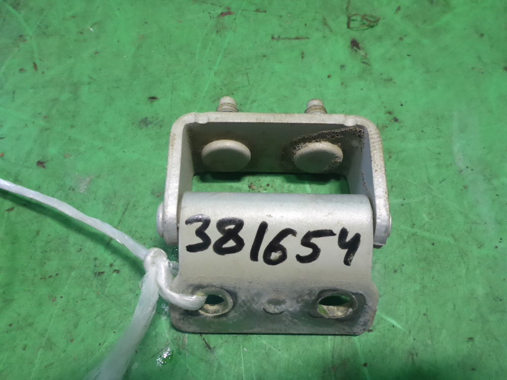 Петля крышки багажника