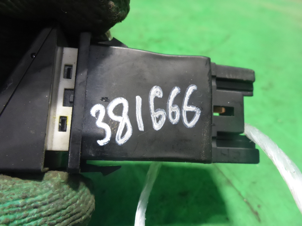 Кнопка обогрева заднего стекла