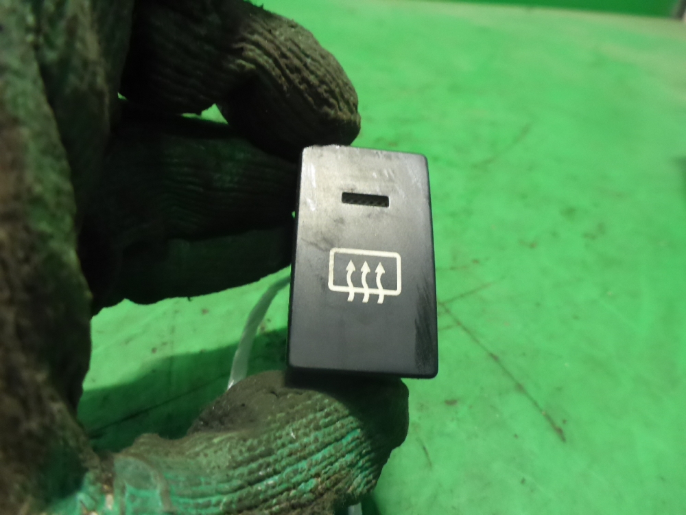 Кнопка обогрева заднего стекла