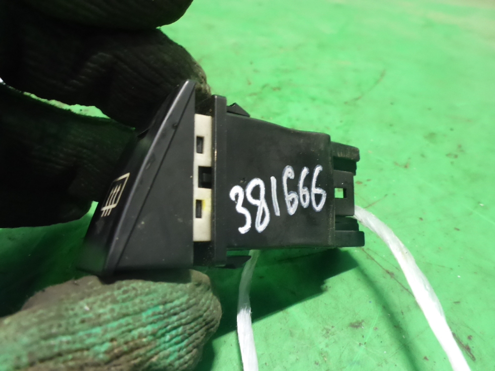 Кнопка обогрева заднего стекла