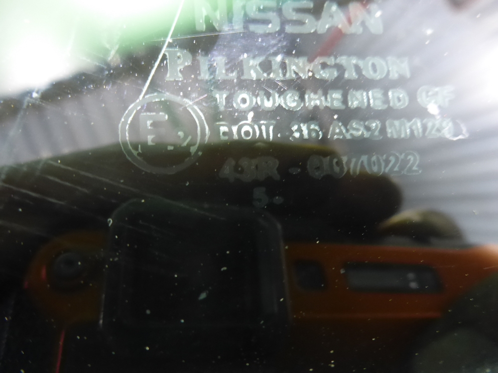 Стекло двери задней левой (форточка)