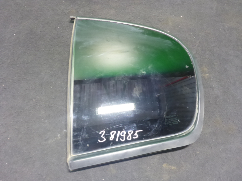 Стекло двери задней левой (форточка)