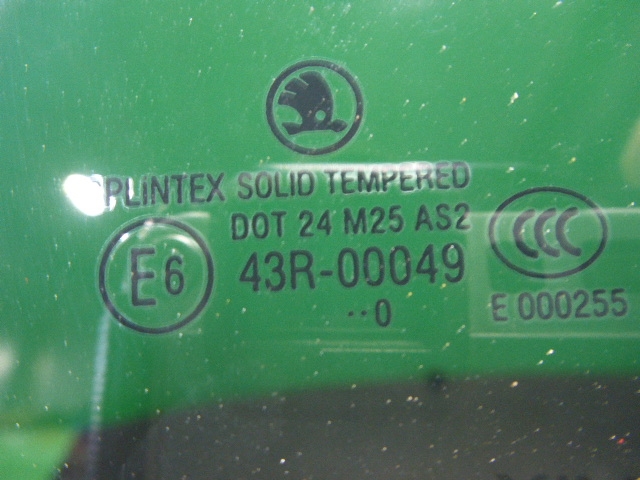 Стекло двери задней правой (форточка)