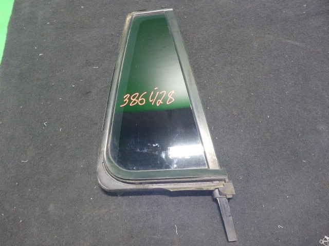 Стекло двери задней правой (форточка)