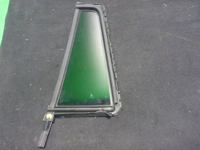 Стекло двери задней правой (форточка)