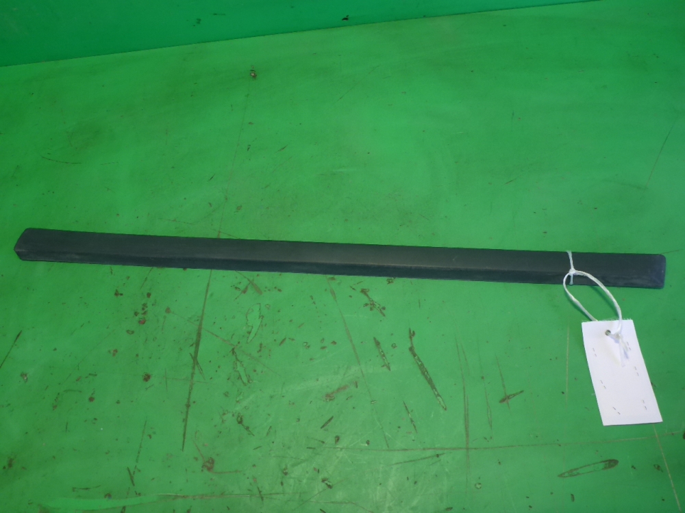 Накладка двери передней левой