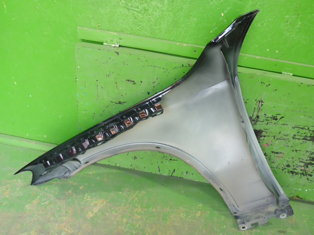 Крыло переднее правое