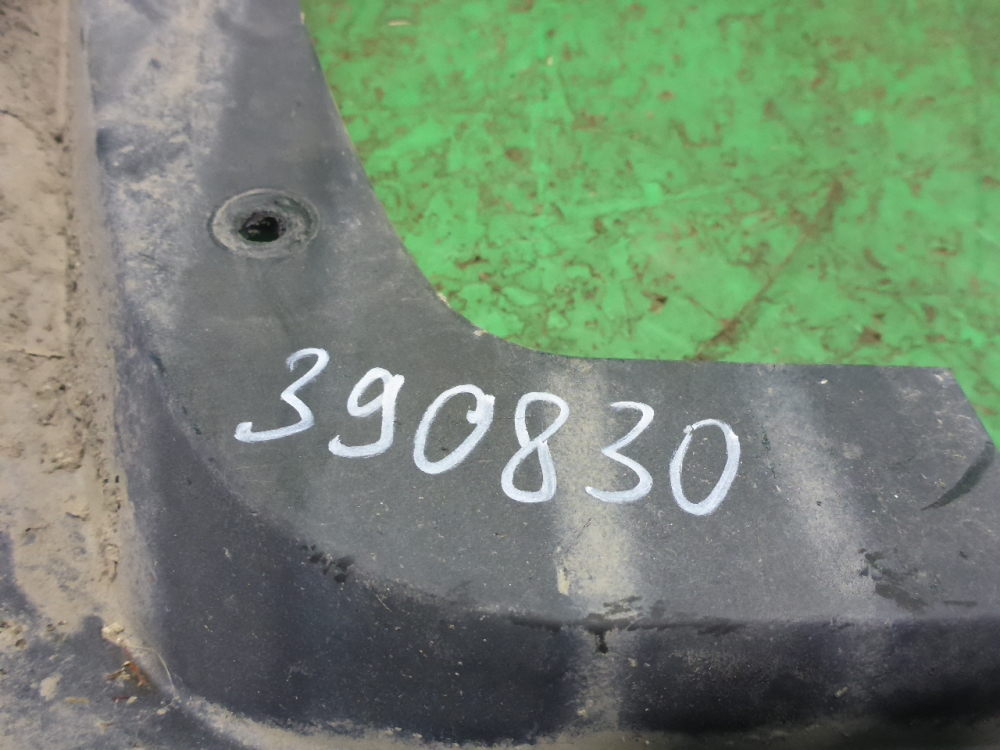 Брызговик задний правый