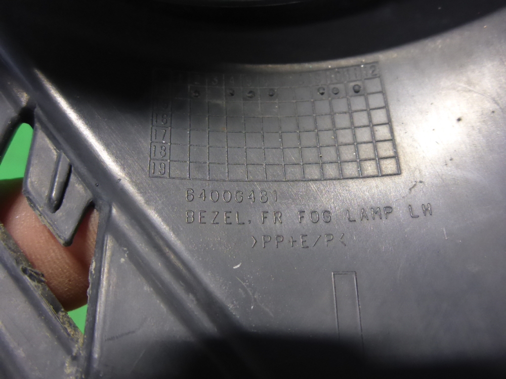 Рамка противотуманной фары левой