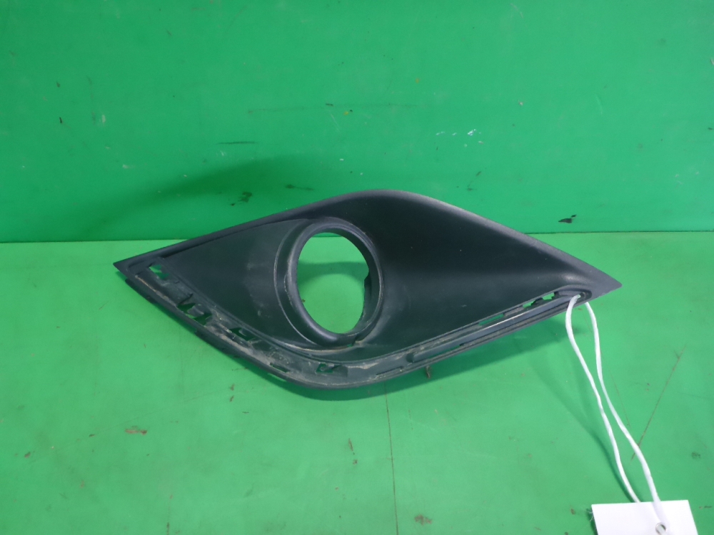 Рамка противотуманной фары левой