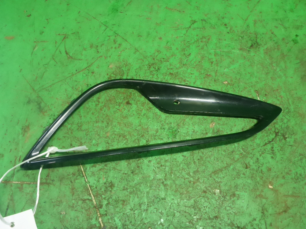 Рамка противотуманной фары левой