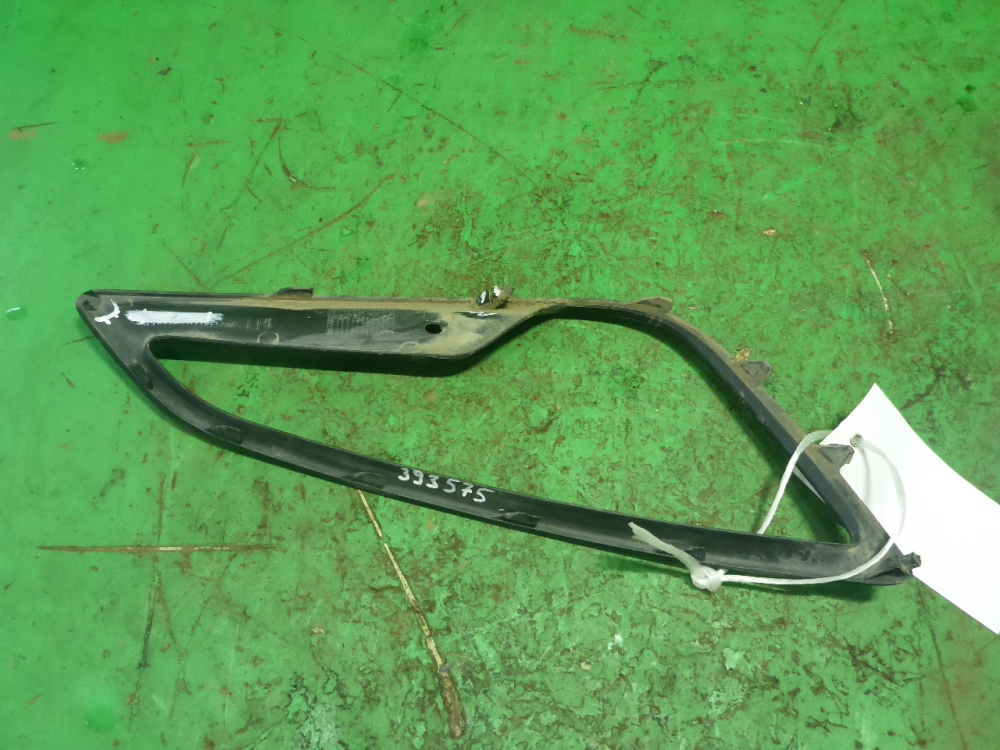 Рамка противотуманной фары левой