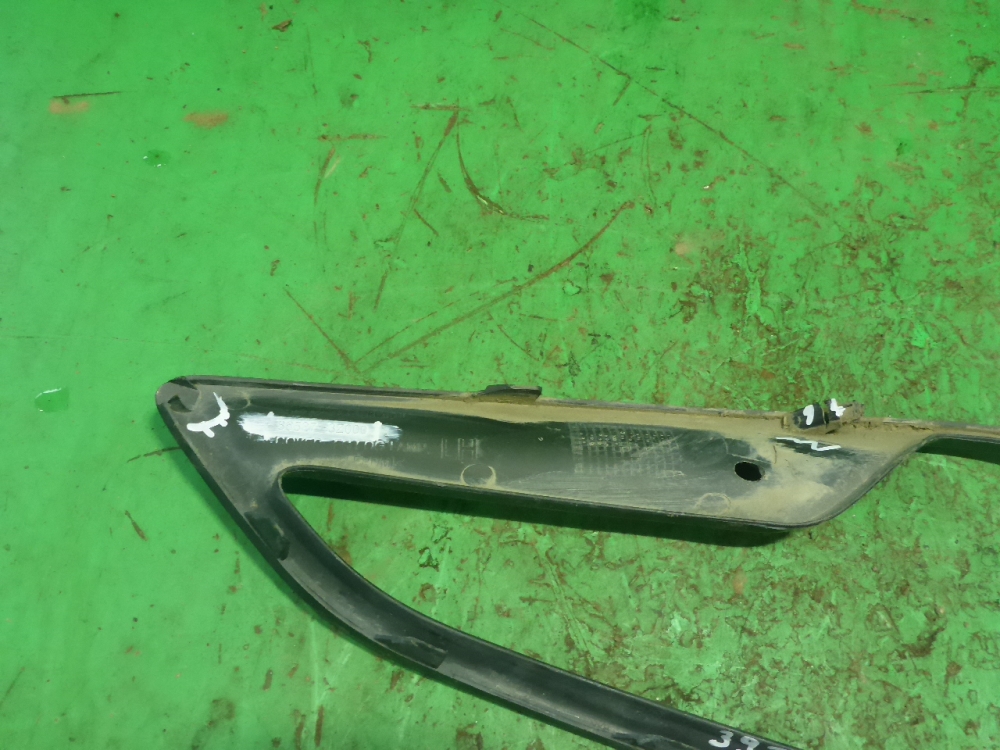 Рамка противотуманной фары левой