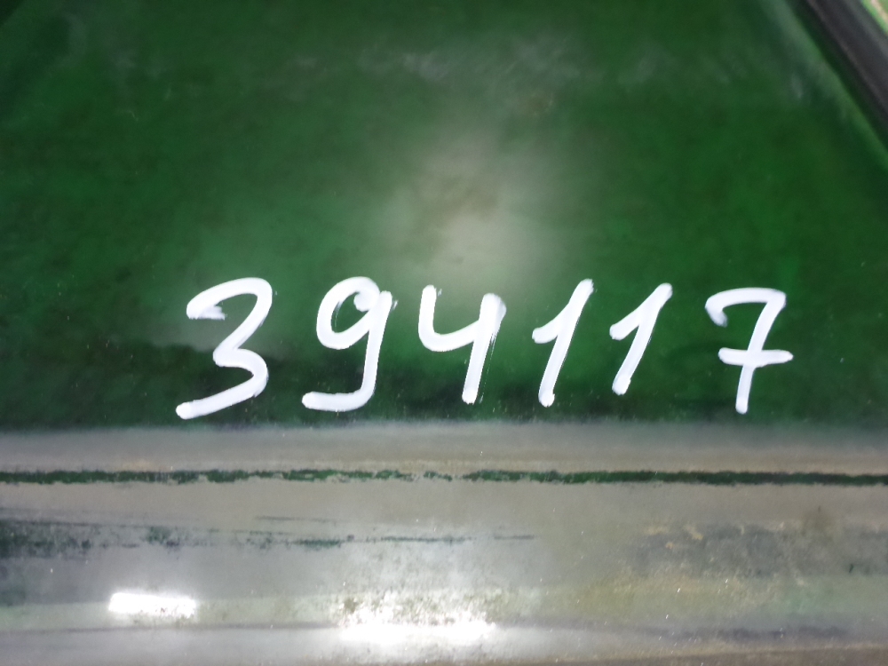 Стекло двери задней правой (форточка)