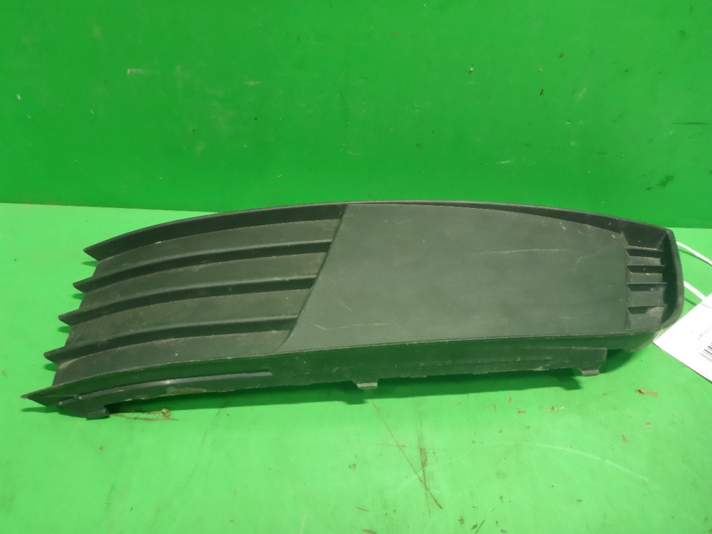 Заглушка бампера левая