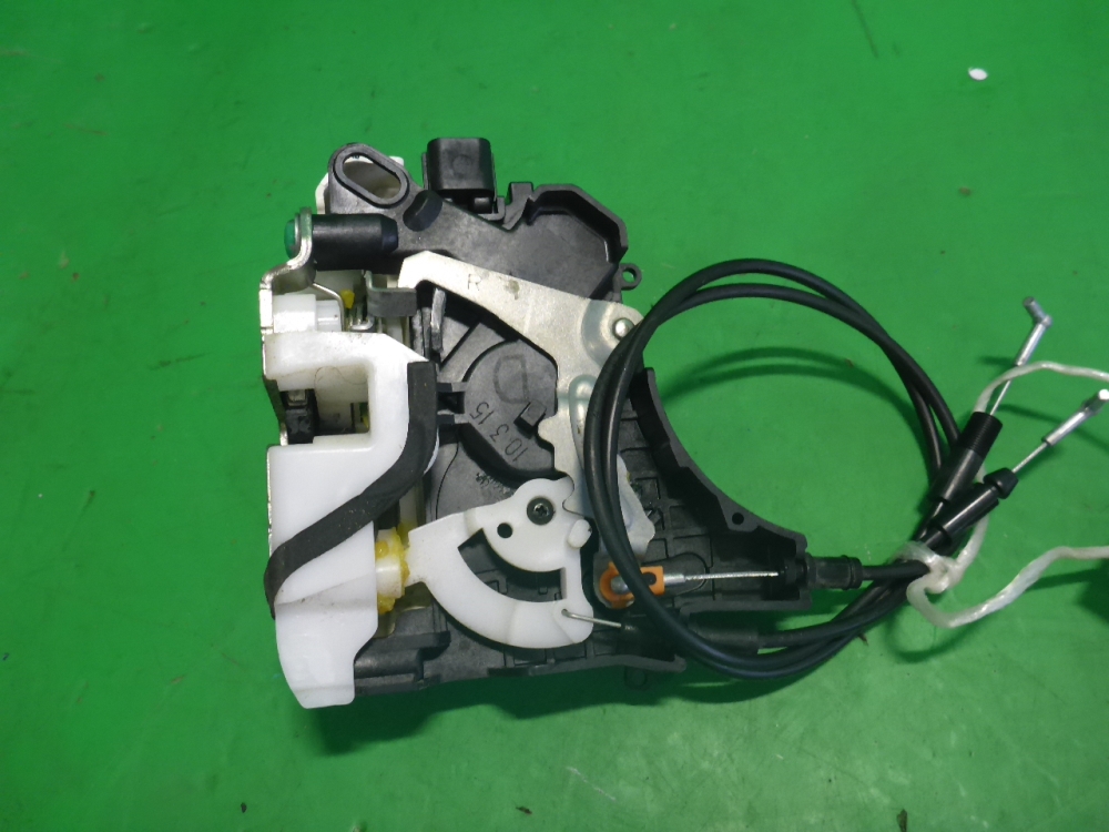 Замок двери передней правой