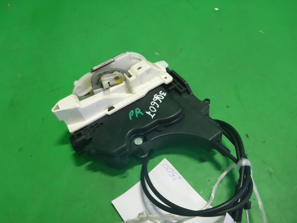 Замок двери передней правой