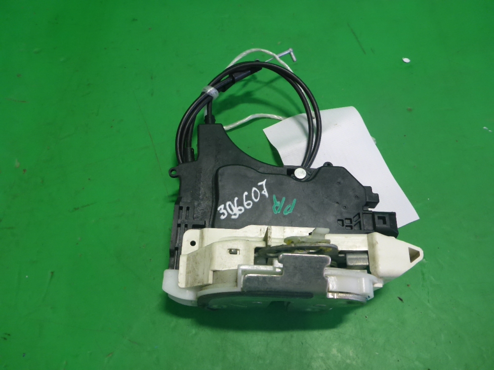 Замок двери передней правой