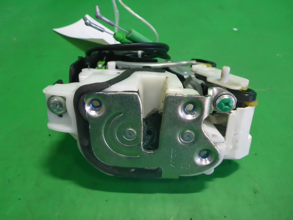 Замок двери задней левой