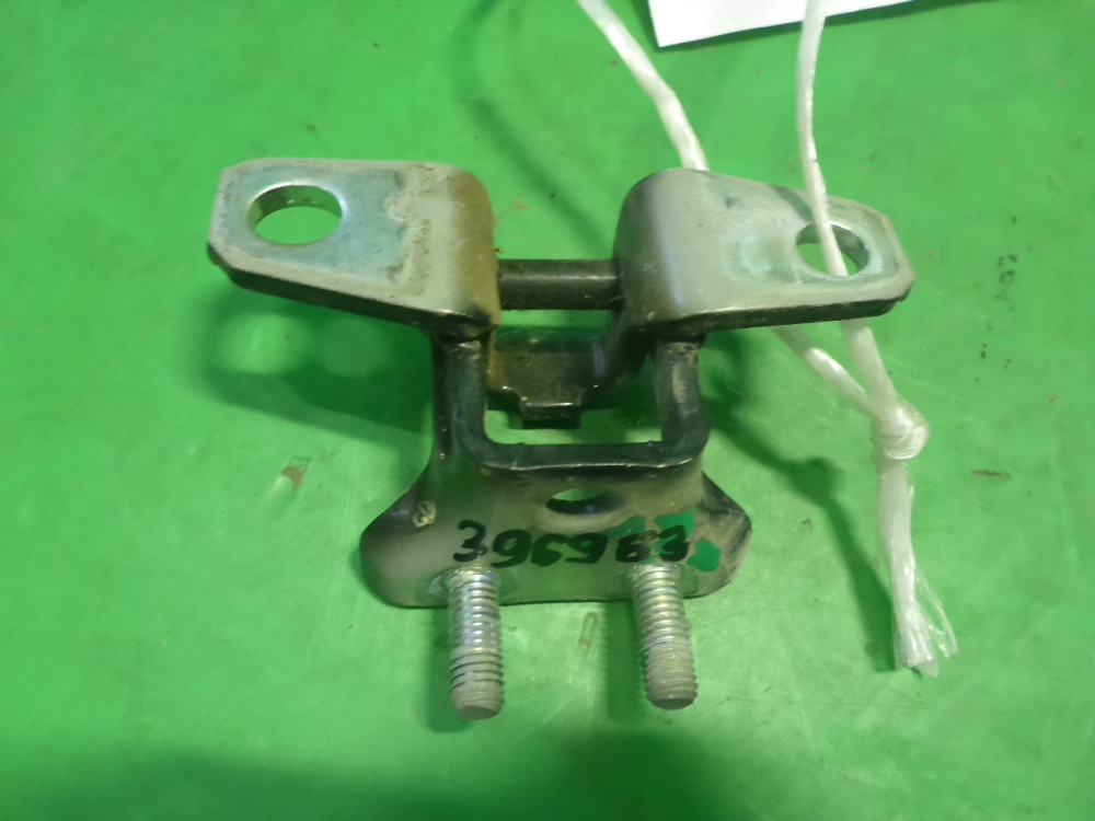 Петля двери задней левой верхняя