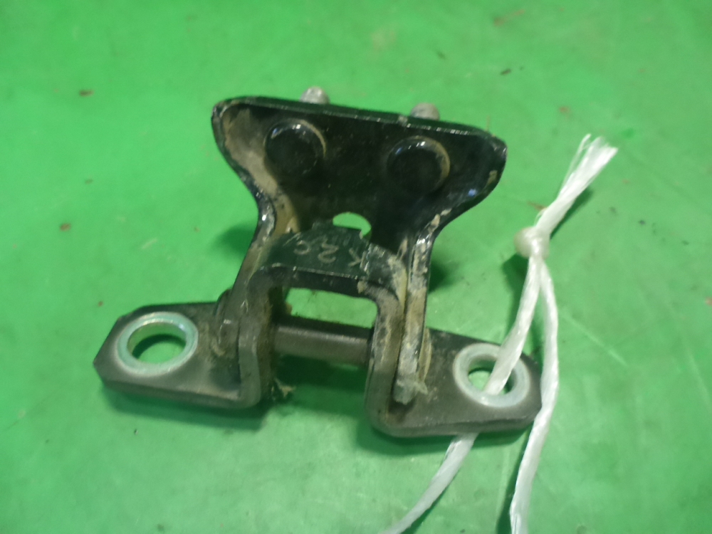 Петля двери задней левой верхняя