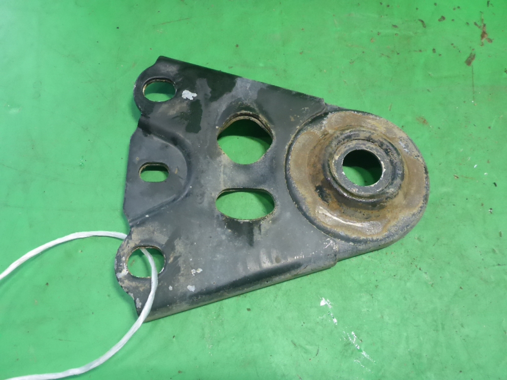 Кронштейн передней балки