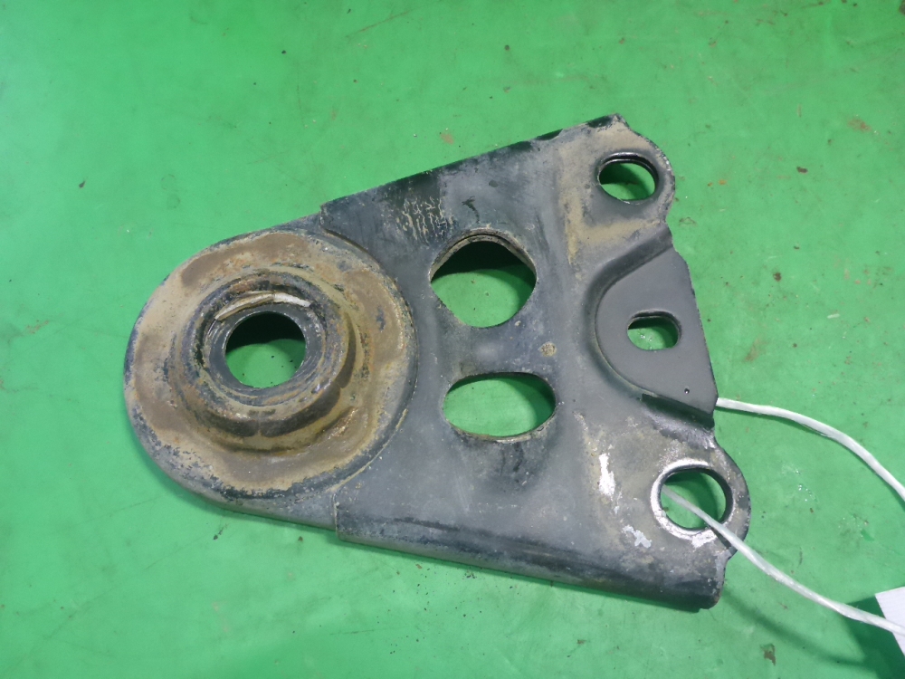 Кронштейн передней балки