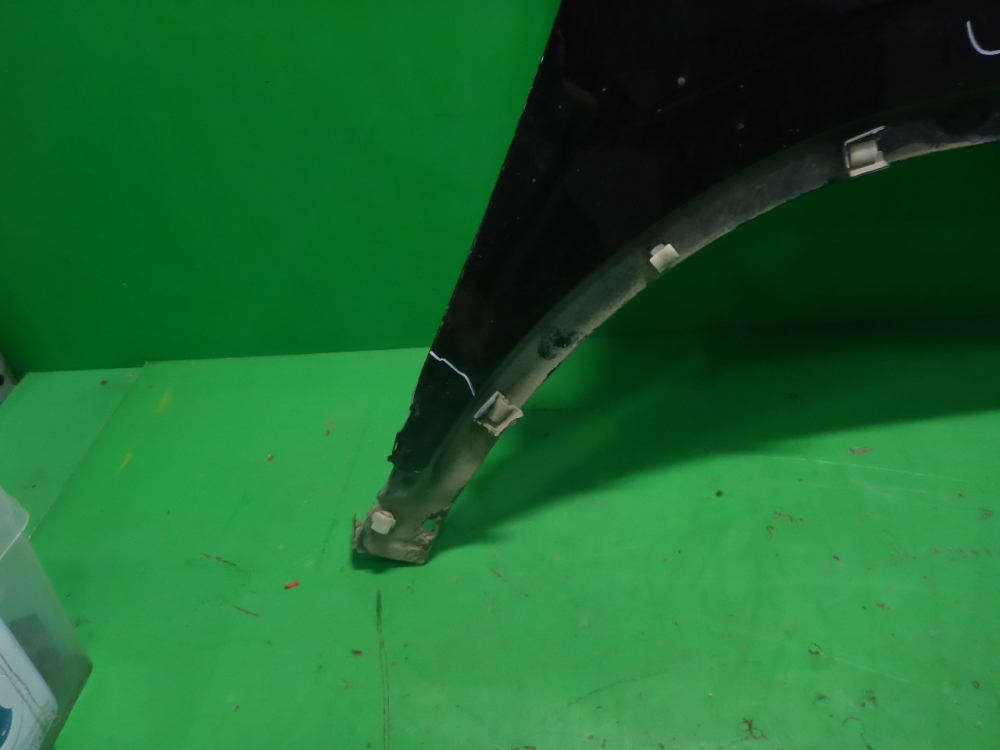 Крыло переднее правое