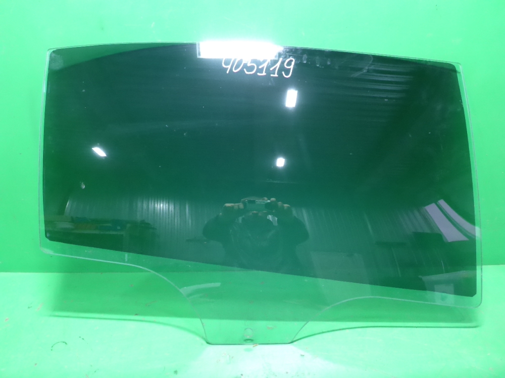 Стекло двери задней правой
