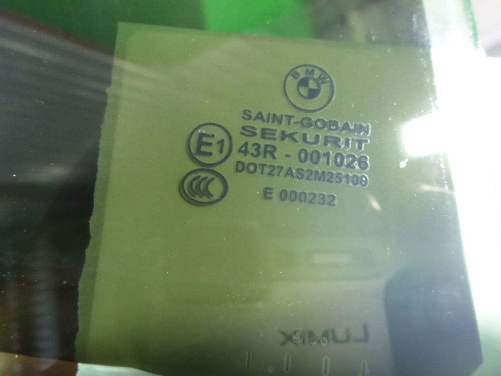 Стекло двери задней правой