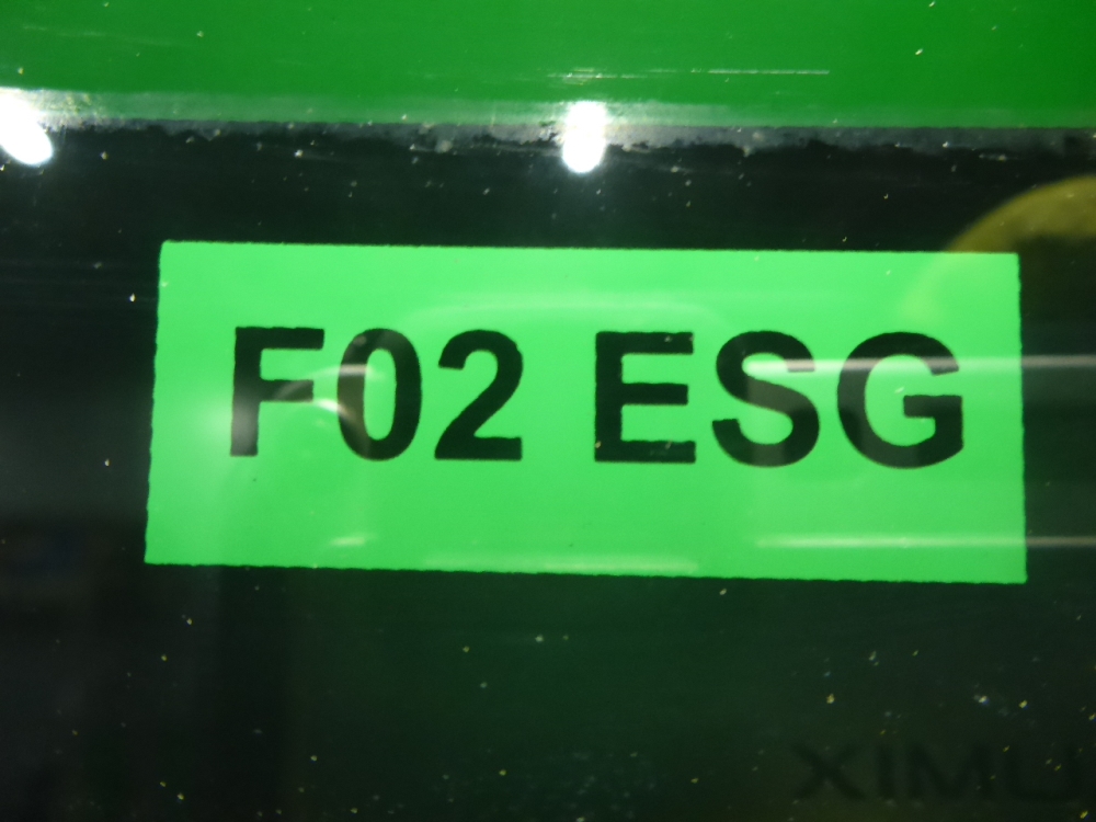 Стекло двери задней правой (форточка)