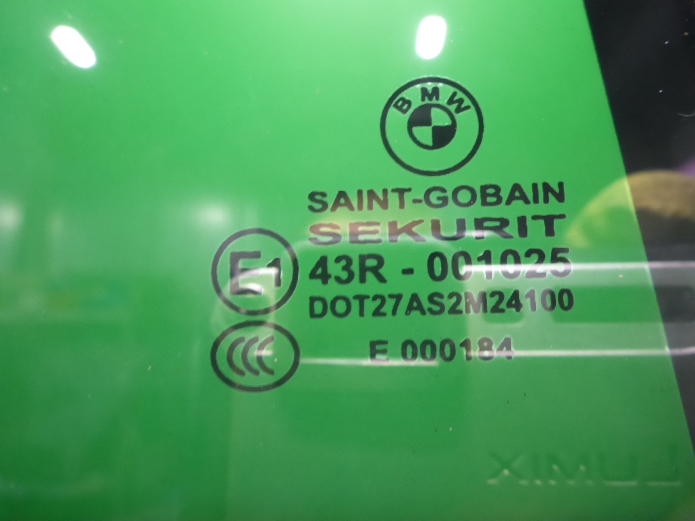 Стекло двери задней правой (форточка)