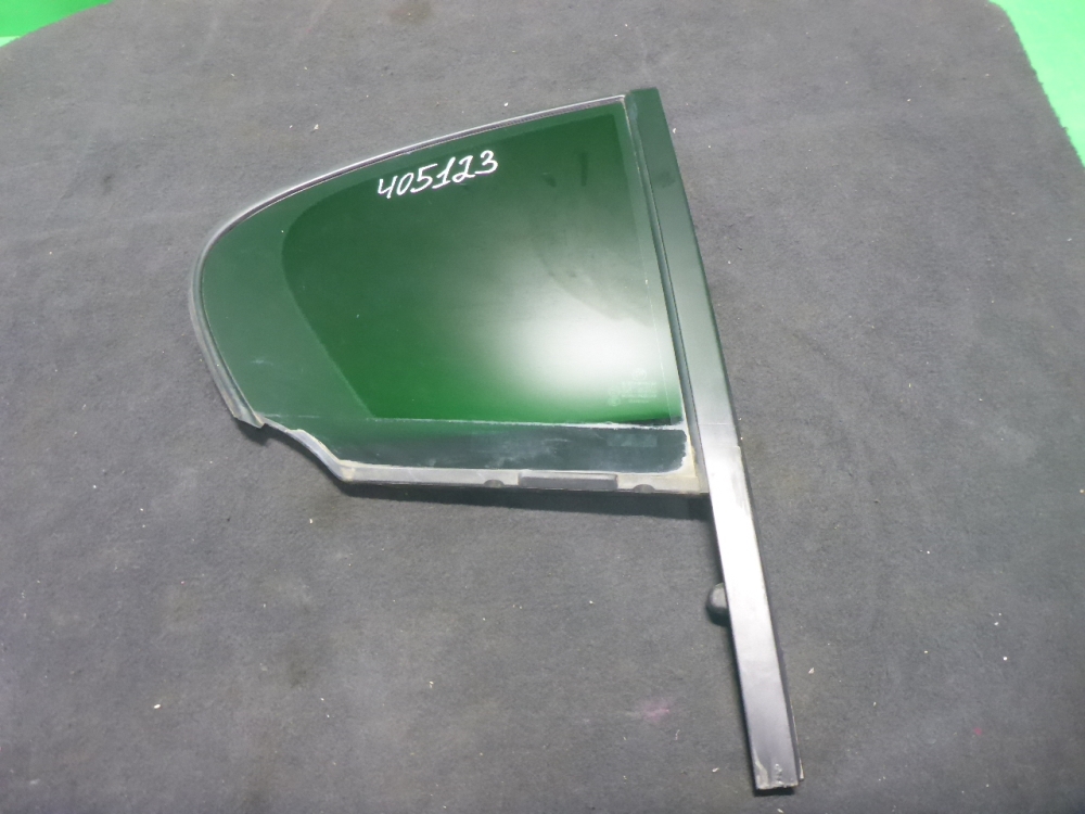 Стекло двери задней правой (форточка)