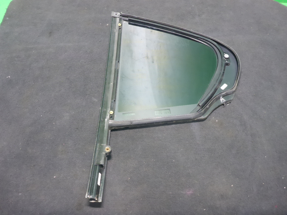 Стекло двери задней правой (форточка)