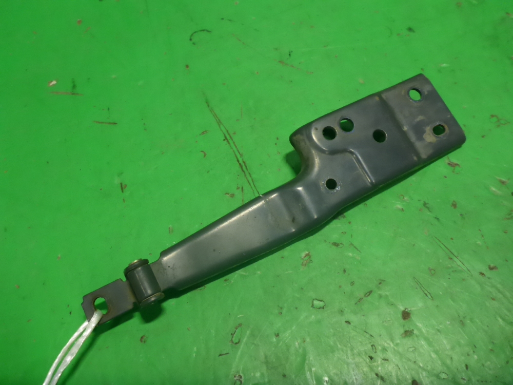 Петля капота правая