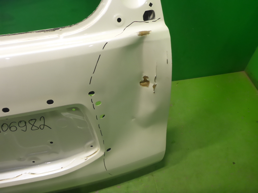 Дверь багажника