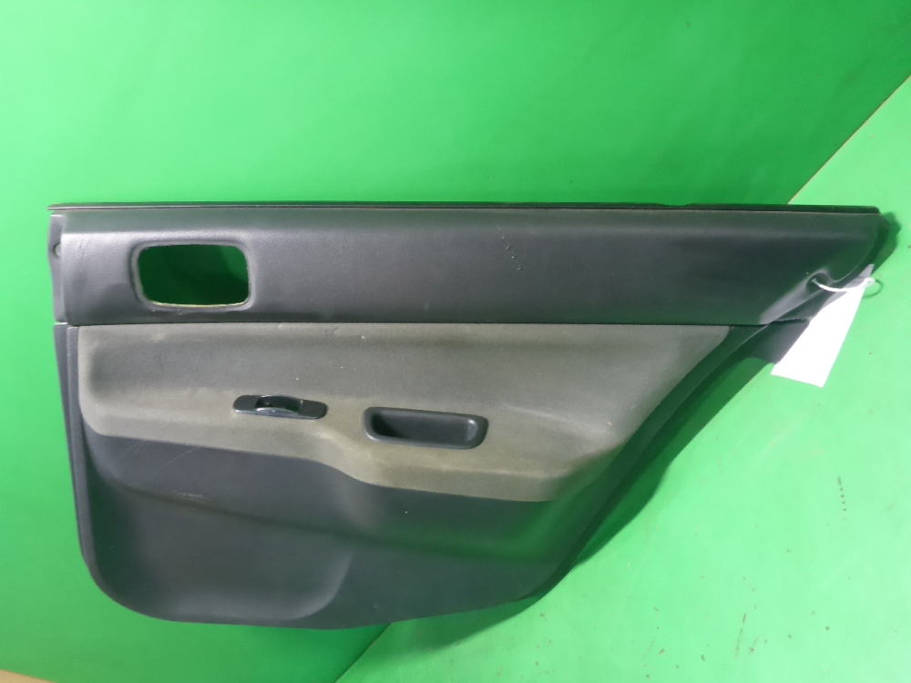 Обшивка двери задней правой
