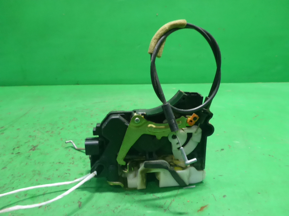 Замок двери передней правой