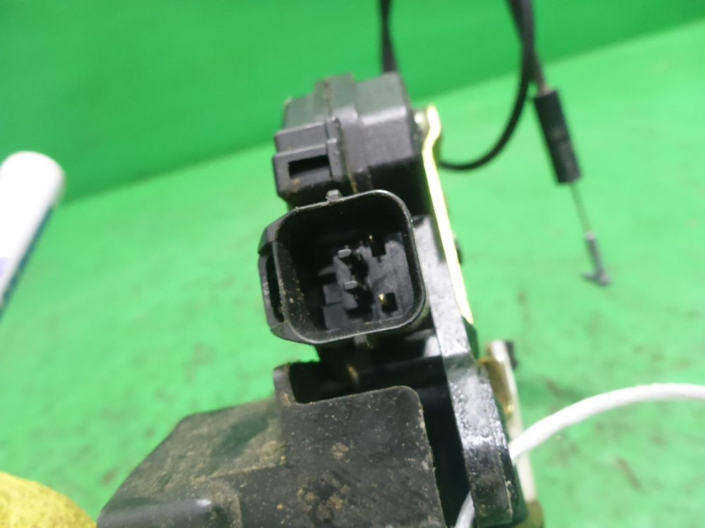 Замок двери передней правой