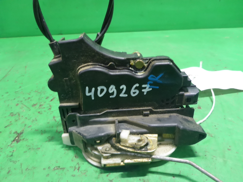 Замок двери передней правой