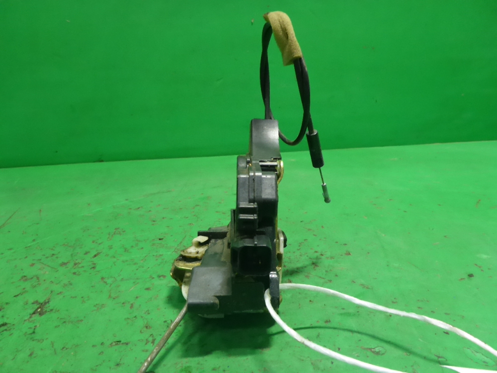 Замок двери передней правой