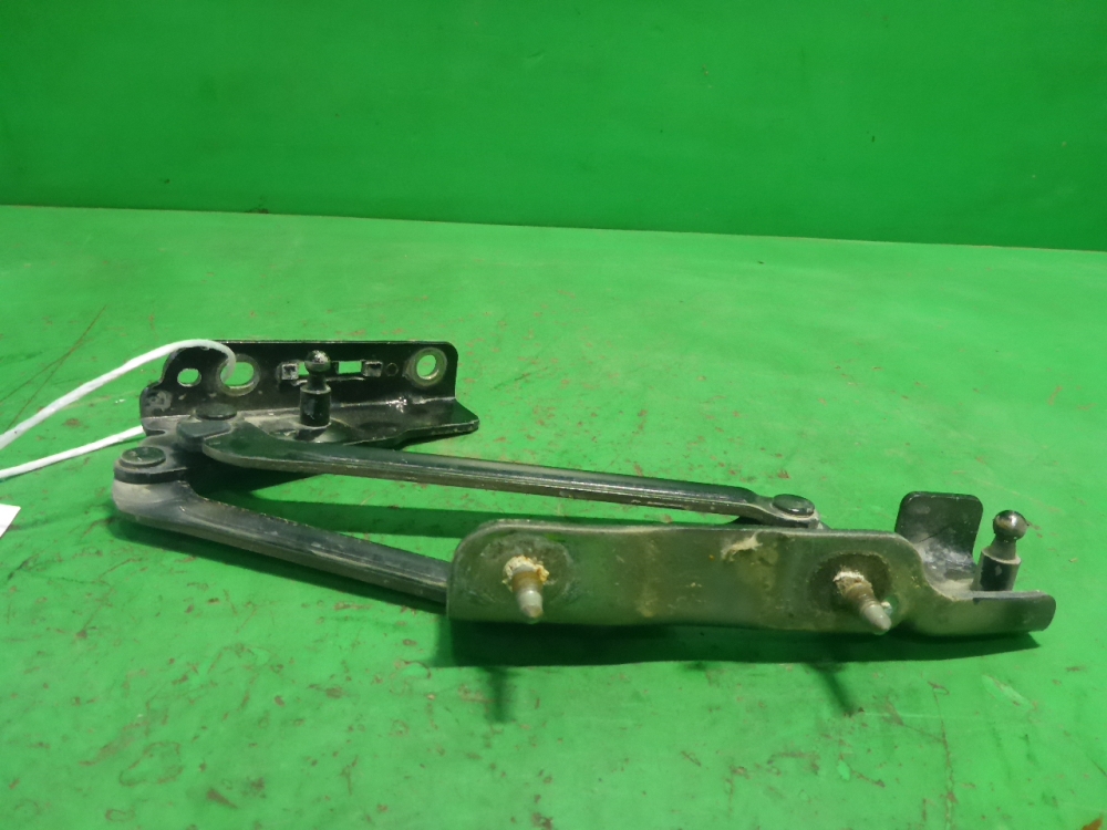 Петля крышки багажника